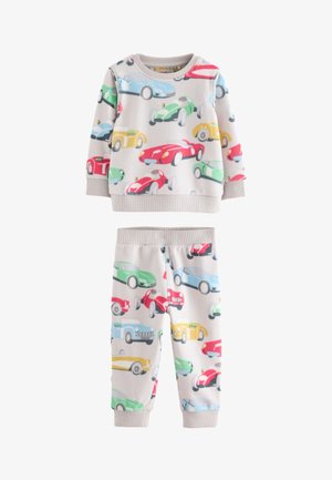 Zweiteiliges Kinder-Pyjama-Set mit langärmligem Oberteil und Hose, mit bunten Vintage-Auto-Motiven auf hellem Hintergrund.