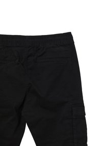 Schwarze Hose mit elastischem Bund, zwei aufgesetzten Gesäßtaschen und einer seitlichen Cargo-Tasche mit Klappe.