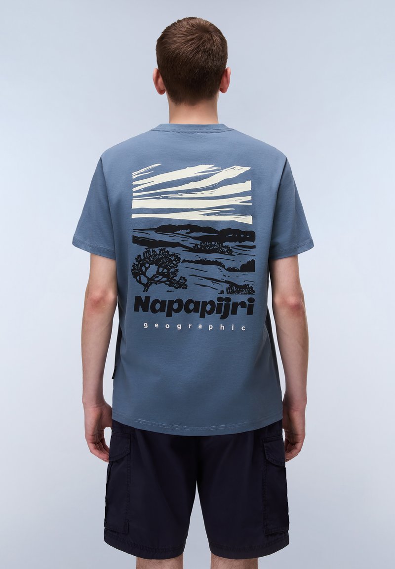 Napapijri - S-VIGNONI BACK SS - Print T-shirt - stormy weat, Enlarge