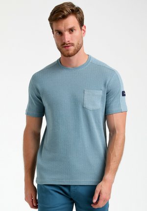 Lichtblauw T-shirt met korte mouwen, voorzien van een gestructureerd visgraatpatroon, ronde hals en een borstzakje, met een contrasterende schouderaccent.