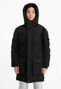 Zwarte gewatteerde parka met een hoge kraag, grote voorke pockets en een capuchon. Kenmerkt zich door gladde stof en drukknoopsluitingen. Ontworpen voor warmte.