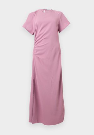 Mauve maxi-jurk met korte mouwen, gerimpelde zijkant, ronde halslijn en lange splitten aan beide zijden.