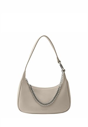 Beige leren handtas met een gebogen silhouet en een zilveren schouderband. Kenmerkt zich door een gladde textuur met een logo-detail aan de onderkant.