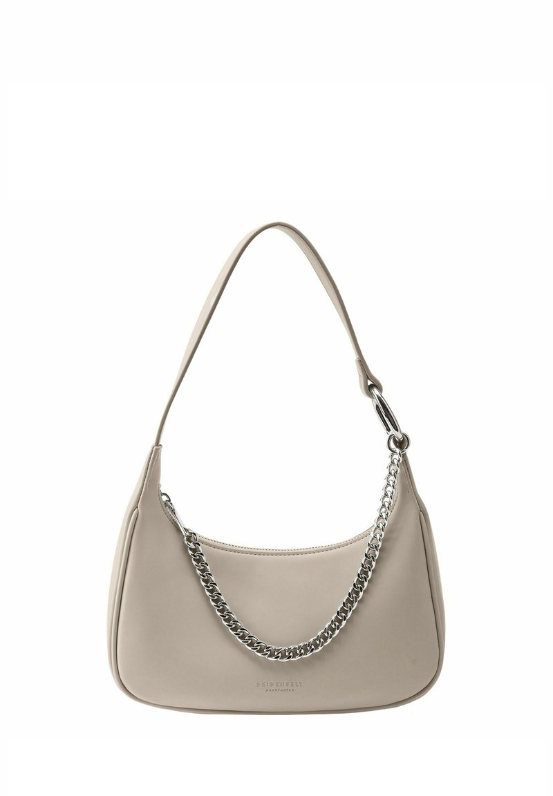Borsa a tracolla in pelle beige con silhouette curva e catena argentata. Presenta una texture liscia con dettaglio del logo nella parte inferiore.
