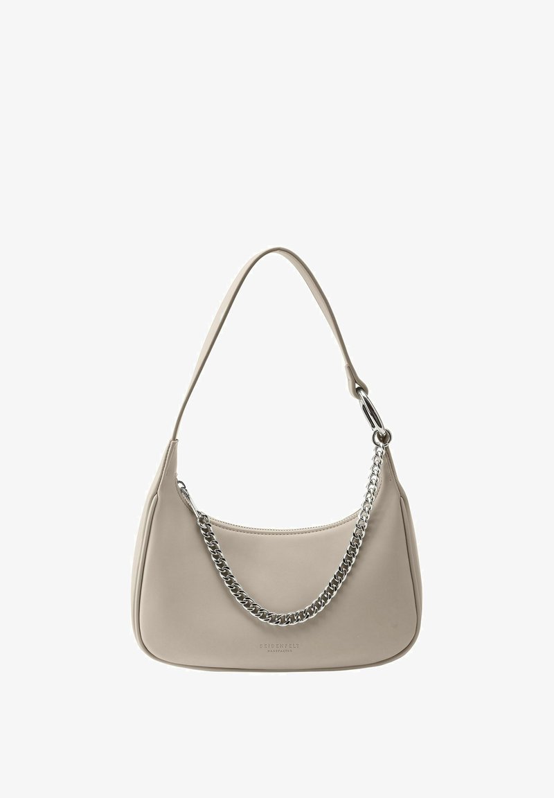 Beige leren handtas met een gebogen silhouet en een zilveren schouderband. Kenmerkt zich door een gladde textuur met een logo-detail aan de onderkant.