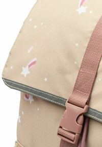 Rucsac bej cu modele de stele roz și albe, margini gri și o curea cu cataramă roz. Material texturat cu finisaj neted.