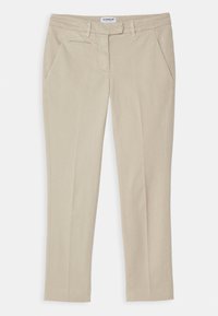 Beige Slim-Fit-Hosen mit Gürtelschlaufen, seitlichen Taschen, einer einzelnen Gesäßtasche und einem Reißverschluss mit Knopfverschluss vorne.