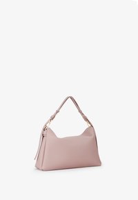 Borsa a mano in pelle rosa con forma strutturata, caratterizzata da una parte superiore curva, una base piatta e un manico intrecciato con dettagli in hardware dorato.