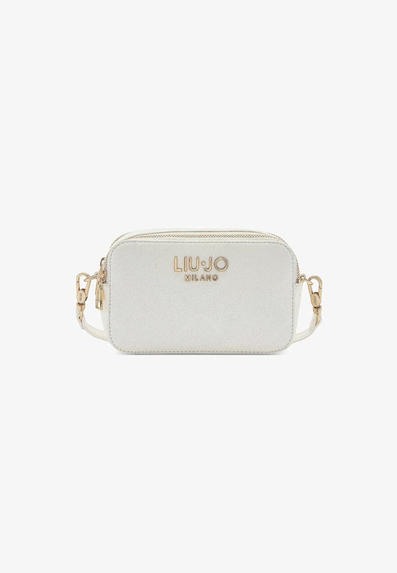 Kleine rechthoekige clutch van witte fauxleer met gouden hardware, voorzien van het "LIU•JO MILANO" logo en een afneembare schouderband.