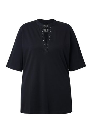 Sort kortærmet skjorte med V-hals, der har metalnitter langs halsudskæringen, og en rund krave.