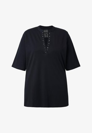 Zwart shirt met korte mouwen en een V-hals met metalen studs langs de halslijn, en een ronde kraag.