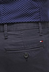 Tommy Hilfiger DENTON - Pantalones chinos - midnight