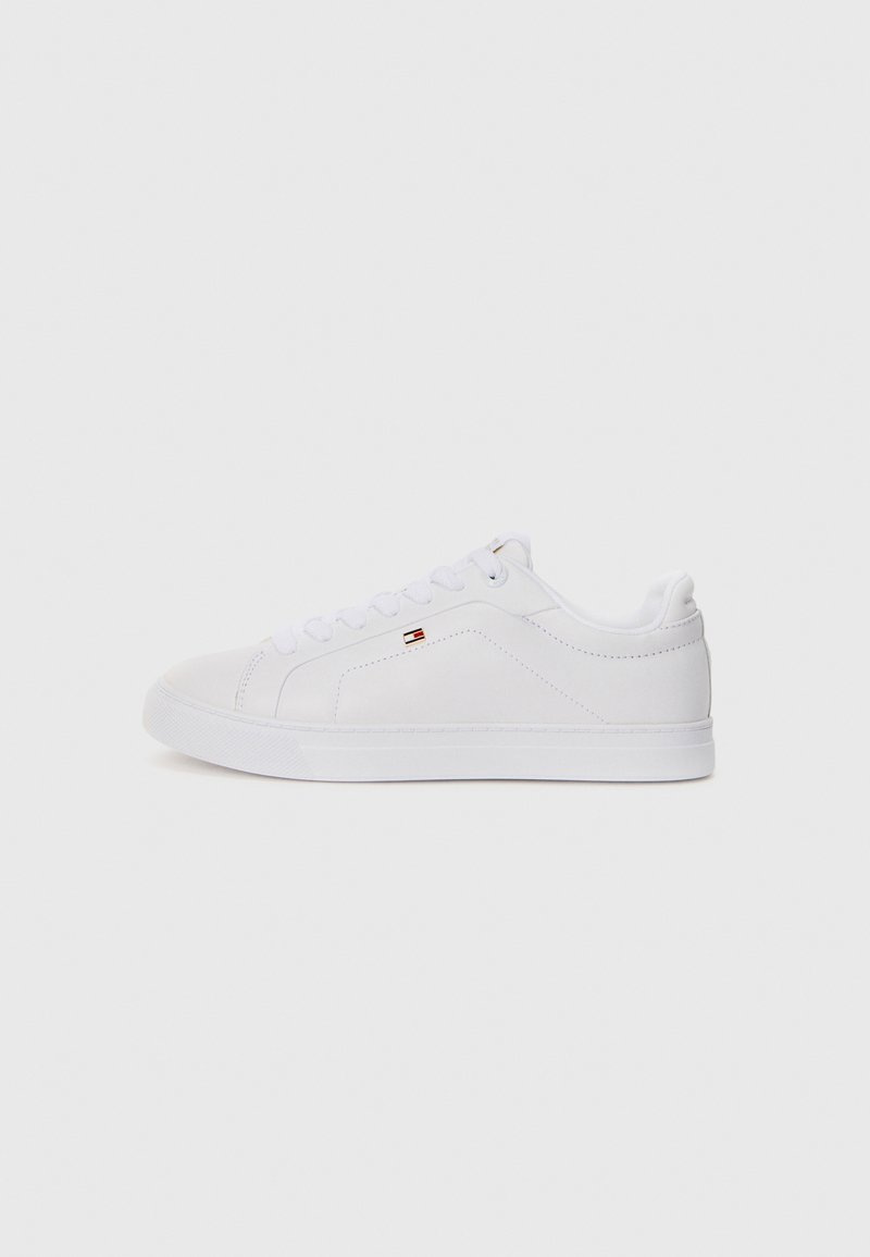 Sneaker basse bianche con tomaia in pelle liscia, punta rotonda e suola piatta in gomma. Presentano un branding discreto sul lato e lacci bianchi.