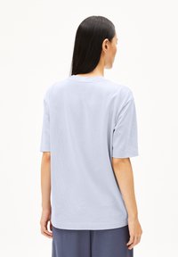 Lichtblauwe katoenen t-shirt met korte mouwen, losse pasvorm, ronde hals en een gladde textuur. Geen zichtbare patronen of accenten.