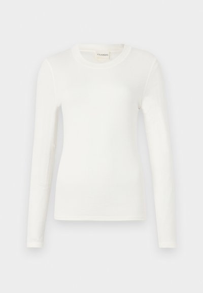 Langærmet hvid t-shirt lavet af blødt stof, med rund halsudskæring og et tætsiddende snit. Minimalistisk design uden mønstre eller accenter.