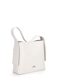 Bolso tote de cuero blanco con una textura suave, asas anchas, una forma estructurada y un sutil detalle del logo en la base.