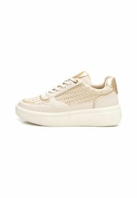 Sneaker beige con una texture superiore intrecciata, dettagli dorati, punta rotonda e una suola bianca spessa per un'altezza aggiuntiva.
