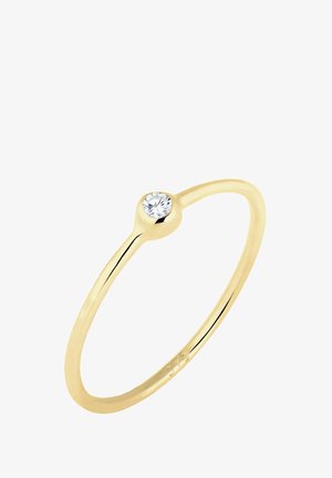 Gouden ring met een glad, minimalistisch ontwerp met aan de bovenkant een enkele heldere edelsteen. Eenvoudige band met een gepolijste afwerking.