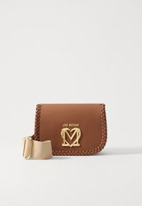 Brun veske i kunstskinn med flettet kant, gullfarget "Love Moschino"-logo og justerbar beige reim. Kompakt rektangulær form.