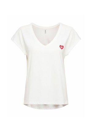 Hvid v-hals t-shirt med korte ærmer. Har et lille rødt hjerte grafisk motiv på venstre bryst. Fremstillet af blødt, letvægts stof.