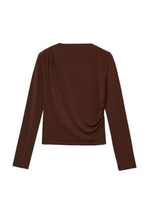 Top lungo a maniche corte color marrone con scollatura a barchetta e dettagli arricciati sul lato, realizzato in un tessuto morbido e elastico, caratterizzato da un design aderente.