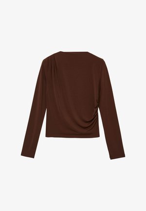 Top lungo a maniche corte color marrone con scollatura a barchetta e dettagli arricciati sul lato, realizzato in un tessuto morbido e elastico, caratterizzato da un design aderente.