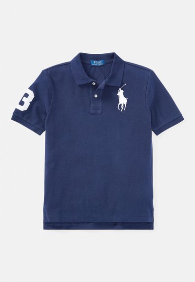 Polo azul marinho feito de algodão, apresentando uma gola clássica, três botões, bordado branco de um jogador de polo e o número "3" na manga.
