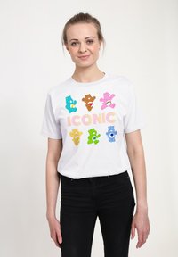 Hvid bomulds t-shirt med farverige bjørnegrafikker og ordet "IKONISK" i multicolor bogstaver. Korte ærmer og klassisk pasform.