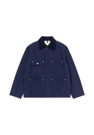 Donkerblauwe jas met zwarte kraag, vier zakken aan de voorkant, waaronder één met klep en drukknop, lange mouwen en een verborgen sluiting aan de voorkant.