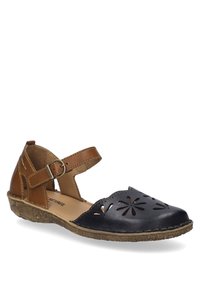 Sandalia de cuero negro con diseños florales recortados, acentos de cuero marrón, correa ajustable en el tobillo, suela resistente y fondo texturizado.