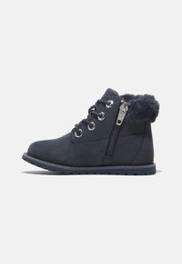 Botines de color azul marino con parte superior de cuero suave, cuello de piel sintética, cremallera lateral y suela de goma con banda de rodadura texturizada.
