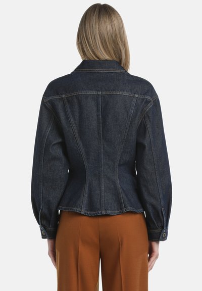 Giubbotto in denim blu scuro con una vestibilità su misura, caratterizzato da un alto colletto, cuciture strutturate e maniche a palloncino. L'orlo posteriore è leggermente curvato.