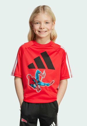 Rood T-shirt met korte mouwen met een afbeelding van Spider-Man, zwart Adidas-logo, witte strepen op de schouders en vochtafvoerende stof.