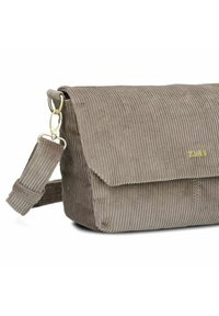 Borsa a spalla in corduroy khaki con pattina, hardware dorato e superficie texture. Tracolla regolabile con dettaglio di fibbia.