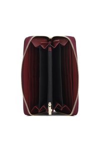 Portafoglio in pelle bordeaux con zip dorata, presenta più scomparti per carte, due compartimenti e una tasca centrale con zip foderata in tessuto nero.