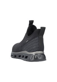 Chaussure de sport noire avec un dessus en tricot texturé, une entrée élastique, un panneau latéral à motifs et une semelle épaisse et rembourrée présentant des découpes pour la respirabilité.