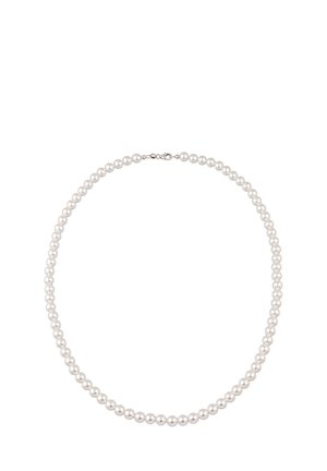 Collier de perles à un rang avec des perles blanches rondes et un petit fermoir argenté, présenté sur fond blanc.