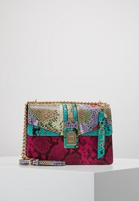 Borsa multicolore con stampa rettile, dotata di tracolla a catena dorata, dettaglio turchese, patta pieghevole e chiusura quadrata.