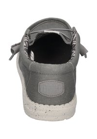 Grauer Stoffschuh mit solidem Hinterteil, strukturiertem Obermaterial und gesprenkelter weißer Sohle. Das Innere verfügt über ein gemustertes Futter und ein schlupffähiges Design.