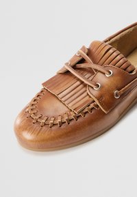 Pavement MAGDA - Παπούτσια για σκάφος - brown