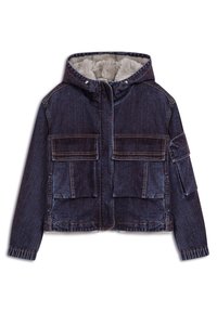 Tmavě modrá džínová bunda s kapucí, která má měkkou podšívku, dvě velké přední kapsy a zipové zapínání. Jsou viditelné kontrastní stehy.