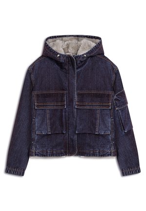 Chaqueta de mezclilla oscura con capucha, que cuenta con un forro de felpa, dos grandes bolsillos delanteros y cierre de cremallera. Se puede ver costuras de contraste.