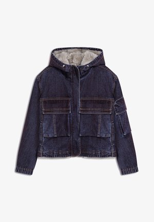 Czarna dżinsowa kurtka z kapturem, posiadająca miękką podszewkę, dwie duże przednie kieszenie oraz zamek błyskawiczny. Widoczne są kontrastowe przeszycia.