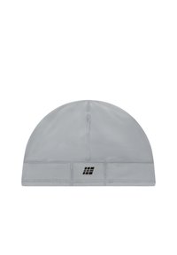 Grijze sportieve muts gemaakt van lichtgewicht stof. Heeft een gladde textuur, een afgeronde vorm en een zwart logo aan de voorkant.