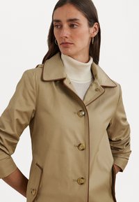 Lauren Ralph Lauren Petite FAUX-LEATHER-TRIM HOODED COAT - Parka - birch tan