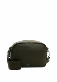 Borsa a tracolla in pelle verde scuro con finitura testurizzata, forma rettangolare, tracolla regolabile e accessori in metallo argentato. Logo SURI FREY visibile.