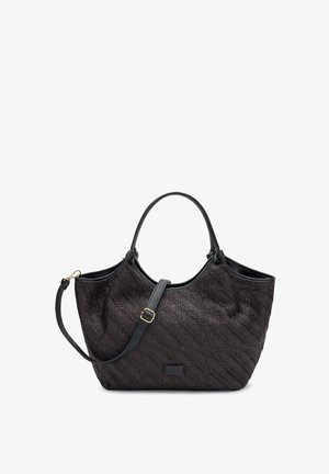 Zwarte gestructureerde handtas met twee handvatten en een verstelbare schouderriem met een gouden gesp, weergegeven op een witte achtergrond.