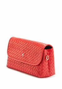 Czerwona torebka z plecionki skórzanej z klapką, z akcentami w złotym kolorze i teksturowaną powierzchnią. Prostokątny kształt z zaokrąglonymi krawędziami.
