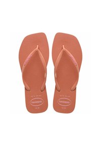 Infradito rosa in gomma con suola testurizzata, fasce sottili e logo impresso sulla suola. Nessun accessorio o motivo aggiuntivo.