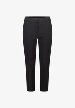 Zwarte broek met een getailleerd ontwerp, voorzien van een vlakke voorkant, ritssluiting en zijzakken. Gemaakt van een gladde, lichte stof.